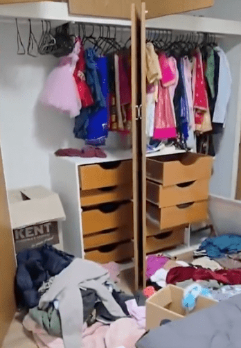 几乎所有衣服被翻出并被撕烂。《